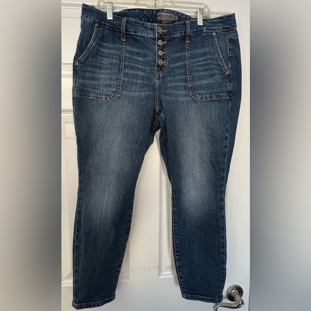Torrid bombshell button fly, mid-rise,skinny vintage stretchy worn once!! 18s